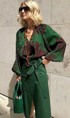 Pretty Green Outfits, Green Wrap Skirt, Green Wrap, Leaves Print, Looks Street Style, Work Dress, Closet Staples, Green Outfit, Bottle Green