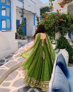 Anarkali Photoshoot Poses, Anarkali Poses, Hidden Face Aesthetic, Gold Blouse Designs, Pakistani Attire, Bride Fashion Illustration, Fashion Course, Trending Summer Nails, Keep Smile