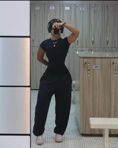 Compression shirt, joggers, white sneakers, outfit aesthetic inspo Sneakers Outfit Aesthetic, Black Gym Outfits, Birthday Dresses Ideas, Gym Outfits Winter, Aesthetic Love Couple, Birthday Dress Ideas, Gym Outfit Women, Black Joggers Outfit, Joggers Outfit Women