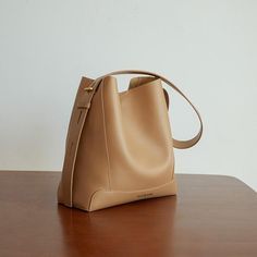 Brand Name: VENOFShape: BucketPlace Of Origin: GUANG DONG ProvinceHandbags Type: Shoulder BagsOrigin: CN(Origin)Main Material: Split LeatherClosure Type: Zipper & HaspHardness: SOFTStyle: CasualModel Number: V7016Lining Material: PolyesterOccasion: VersatileGender: WOMENPattern Type: SolidNumber of Handles/Straps: SingleInterior: Interior Zipper PocketInterior: Cell Phone PocketItem Type: HandbagsSize (L*W*H): about 25x10x27cmWide shoulder strap length: about 108cm can adjustNet weight: abou Brown Square Hobo Bag For Everyday, Everyday Square Brown Shoulder Bag, Everyday Brown Square Shoulder Bag, Versatile Square Brown Hobo Bag, Brown Square Hobo Bag For Daily Use, Brown Large Capacity Shoulder Bag For Daily Use, Modern Brown Hobo Bag In Bucket Shape, Modern Brown Hobo Bucket Bag, Modern Brown Bucket-shaped Hobo Bag