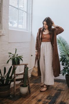 3 Looks: How I'm Styling my Wide Leg Linen Pants for Spring + Summer - Seasons + Salt Minimalist Boho Fashion, How To Style Linen Pants, Linen Pants Outfit, Look Boho Chic, Style Parisienne, Leg Pants Outfit, Mode Boho, Wide Leg Linen Pants