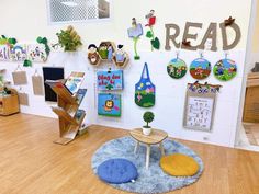 there are many books on the wall in this children's room with pictures and toys