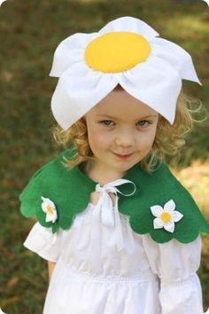 Margherita Diy Flower Costume, Daisy Costume Flower, Flower Costume Diy, Carnaval Kids, Costume Fleur, Flower Costume Kids, Daisy Costume, Spring Costume, Diy Fantasia