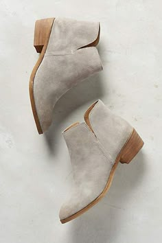 Bota Over, Daily Shoes, Grey Booties, Shoe Inspiration, Minimal Chic, Outfit Fall, Shoe Closet