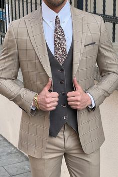 Daniel Patterned Beige Wool Suit – BRABION Beige Men Suit, Style Anglais, Gray Vest, Amazing Houses, Shoe Care Kit, Pants Gift, Suit Material, Men Suit, Grey Vest