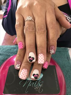 Minnie Mouse Fingernails, Girly Disney Nails, Minnie Mouse Valentines Nails, Disney Valentines Nails Designs, Disneyworld Nails Ideas, Minnie Mouse Manicure, Disney Nails Spring, Disney Pink Nails, Hot Pink Disney Nails