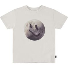 Cut into a regular fit, the Roxo T-shirt from Molo is an everyday essential for kids. This piece is made from GOTS-certified cotton, which means that the manufacturing process adheres to strict social and environmental standards. | Molo | Roxo Graphic T-Shirt, (White, Size 5Y) | Maisonette collects the best children’s products from around the world (unlike Zulily, Etsy, The Tot, Farfetch Kids, Childrensalon, Crate and Kids, Kohls, Wayfair, Buy Buy Baby, Nordstroms, Mini Boden, J.Crew Factory, or Happy Full Moon, Hometown Heroes, White Onyx, Boy Accessories, Moon Print, Buy Buy, Rug Art, Buy Buy Baby, Newborn Baby Gifts