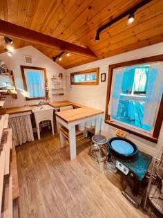 Her DIY Pottery Studio Tiny House! Pottery Room Ideas Design Studios, Studio Tiny House, Pottery Hobby, Pottery Space, Pottery Room, Backyard Art Studio, Art Shed, Tiny House Talk, Studio Shed