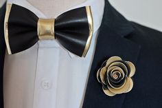 ITEM DETAILS: Boutonniere: 2"/5cm POCKET SQARE Men's bow tie: Pre-tied bow size: 4.3" x 2.5" /7x10cm Adjustable fabric strap with metal hardware to neck size: 14" - 25"/60cm . Lapel Flower Wedding, Wedding Ideas Black, Bow Tie Men, Leather Bow Tie, Lapel Flower, Silver Tie, Tie Men, Bow Tie Set, Leather Bow