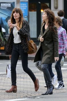 Charlotte Gainsbourg and Lou Doillon Lou Doillon Style, Celebrity Siblings, Style Parisienne, Parisienne Chic, Katharine Hepburn