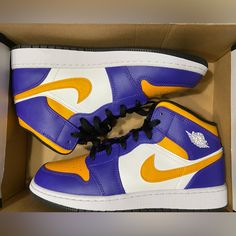 Air Jordan 1 Mid Size 7y Dark Concord / Taxi White-Black Concord Fonce / Blanc / Noir / Taxi White Taxi, Womens Jordans, Air Jordan 1 Mid, Mid Size, Jordan 1 Mid, Air Jordan 1, Jordan Shoes, Purple Gold, Jordan 1