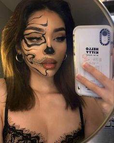 Baddie Skull Makeup, Hallowen Meka Up, Cat Makeup Looks Halloween, Make Up For Halloween Ideas, Haloowin Makeup, Haloween Mackup Ideas Simple, Skull Makeup Women, Skeloten Makeup, Half Skeleton Makeup Easy