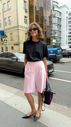 #streetStyle #fashionTrends #fashionBloggers #fashionLovers #fashiondesigner #Outfit #Outfitoftheday #ootd #fashionweek #Fashion #Dailylook #style #styleinspiration #womenfashion #pinterestfashion #pinterestaesthetic #discoverunder #pinterestinspired #styleinspo #Womenstyle #classy #fashion #style #love #elegant #beautiful #beauty #ootd #fashionblogger #instagood #fashionista #model #stylish #luxury #photography #trendy #fashionstyle #lifestyle #instafashion #photooftheday #chic #classic Pink Bermuda Shorts Outfit, Long Trouser Shorts Outfit, Streetstyle Summer 2024, Work Shorts Outfit, Copenhagen Street Style Summer, Bermuda Shorts Outfit, Work Outfits Women Office, Smart Casual Work Outfit, Work Outfits Women Summer