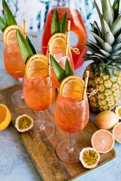 Receitas de drinks para o verão Friday Cocktails, Spritz Cocktail, Drink Garnishing, Cocktail Garnish, Cocktail Sauce, Fancy Drinks, Pretty Drinks, Alcohol Drink Recipes, Delicious Cocktails