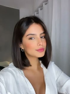 Medium Length Bob Middle Part, Sleek Brunette Bob, Bob Haircut Above Shoulder, Sleek Long Bob Haircut, All One Length Bob Medium, Very Short Hair With Highlights, Outfits For Bob Hairstyles, Sleek Shoulder Length Hairstyles, Short Lob Haircut Straight