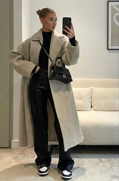 winter outfits, winter outfit ideas, cold weather outfits, trendy winter outfits, snow outfits, winter outfits elegant classy, winter outfits elegant chic Vinter Mode Outfits, Mantel Outfit, Nyc Winter Outfits, Nyc Outfits, Stile Hijab, New York Outfits, Mode Zara, Winter Fashion Outfits Casual, Cold Outfits