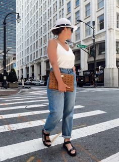 Jeans And Tevas Outfit, Styling Teva Sandals, Dad Sandals Outfit Women, Teva Outfit Summer, Tevas Outfit Summer, How To Style Tevas, Teva Sandals Outfit Casual, Suicoke Sandals Outfit