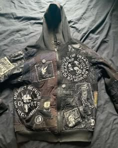 Crust Vest Ideas, Punk Patch Hoodie, Crust Punk Hoodie, Diy Patch Ideas Punk, Crust Jacket Ideas, Alternative Dress Outfit, Punk Hoodie Diy, Crust Punk Jacket