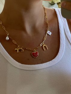 Charm necklace! #diy #necklace #jewelry #goldjewelryideas Trendy Charm Necklace, Charm Necklace Ideas Diy Jewelry, Charm Jewelry Diy, Charm Necklace Outfit, Diy Charm Necklace Ideas, Chunky Charm Necklace