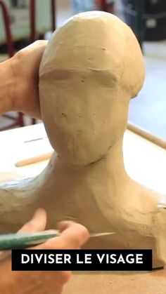 a person is making a clay figure out of clay with the words diviser le visage on it