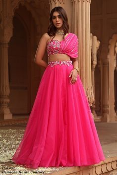 Hot Pink Draped Lehenga Crop Top Lehenga Wedding, Unique Lehenga Designs, Crepe Lehenga, Draped Lehenga, Tulpen Arrangements, Off Shoulder Lehenga, Modern Lehenga, Floor Piano, Haldi Outfits