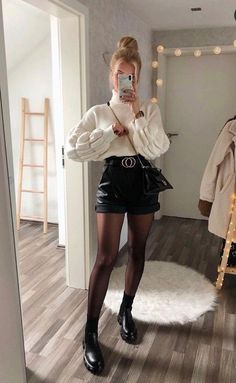 Leder Shorts Outfit, Leather Shorts Outfit, Lederhosen Outfit, Winter Fashion Outfits Casual, Cold Outfits, Outfit Chic, Paris Outfits, Autumn Outfits, Looks Chic