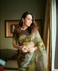 Karishma Kapoor Saree, Payal Khandwala, Karishma Kapoor, Formal Saree, Shadi Dresses, Sarees For Girls, New Saree Blouse Designs, Cotton Saree Designs, Beautiful Sarees