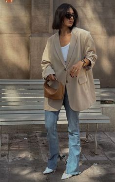 Beige Jeans Outfit, Smart Casual Work, Smart Casual Work Outfit, Downtown Outfits, Skandinavian Fashion, Professional Outfits Women, Chique Outfits, Stylish Work Attire, Office Outfits Women