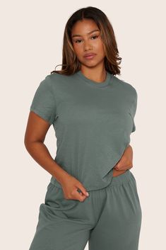 DAILY MID TEE Basic Cropped T-shirt For Loungewear, Casual Crew Neck T-shirt For Loungewear, Green Athleisure Tops For Everyday, Relaxed Fit Short Sleeve Crew Neck Top For Loungewear, Casual Solid Crew Neck Top, Sporty Short Sleeve T-shirt, Sporty Solid Color Crew Neck Shirt, Sporty Solid Color Short Sleeve T-shirt, Sporty Solid Crew Neck Shirt