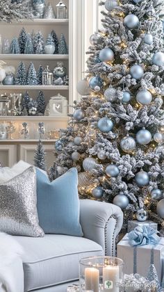 DECORADO CON RAMITAS DE NIEVE RAMITAS AMARILLAS Y BOLAS AZULES Blue Silver And White Christmas Tree, Christmas Decor Ideas Blue And Silver, Blue White And Silver Christmas Tree, Christmas Decor Trends, Living Room Fireplace, Random Products