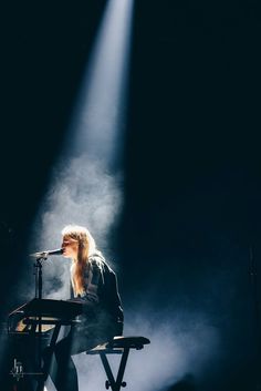 Musicians On Stage, Hannah Reid, Photoshoot Music, Band Performing, Small Concert, London Grammar, Grammar Posters, Concert Lights