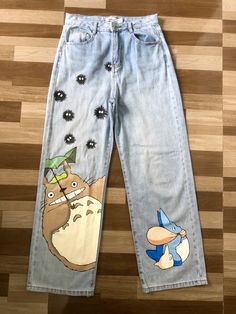 Custom Jeans Paint Ideas, Overall Painting Ideas, Anime Jeans Painting, Painting On Pants Ideas, Painted Pants Idea, Pants Painting Ideas, Paint On Pants, Painting On Pants, Painted Jeans Diy