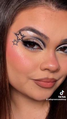 Stars On Eyes Makeup, Hip Hop Dance Makeup Looks, Silver Star Makeup Looks, Eyeshadow Designs Ideas, Silver Concert Makeup, Star Fairy Makeup, Makeup Looks With Stars, Star Eyeshadow Makeup, Eye Makeup With Stars