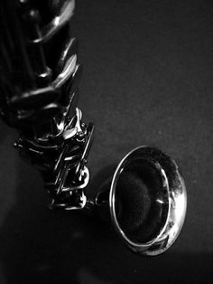 a black and white photo of a saxophone