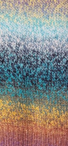 68% Acrylique
 12% Térylène
 8% Laine
 4% Mohair
 8% de nylon
 Manche longue
 Encolure : Col en V
 Taille: S/M V Neck Sweater, Colorful Fashion, Vneck Sweater, Neck Sweater, Blue Yellow, Sweater Sizes, Color Blue, Multi Color, Blue Color