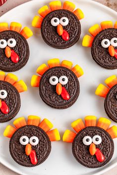 cookies decorated to look like turkeys with oreos