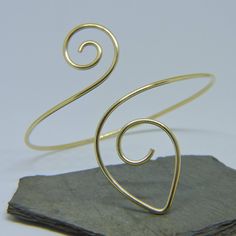 This unique armlet has been created using brass (or copper, bronze, or German Silver). It is adorned with a leaflet and swirl design. This piece is slightly adjustable but is best if made to size. This armlet will be hand-made to order just for you. Please be sure to select your desired size in available options, or leave the measurement of your arm upon purchase. Place your arm at your side, measure the circumference of your arm where you would like your armband to sit. Thanks for looking! Also Arm Jewelry Gold, Gold Arm Cuff, Schmuck Gold