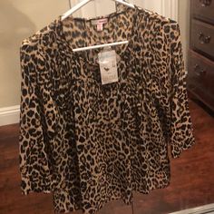 Nwt Leopard Print Blouse Can Tuck In Or Where Loose With Black Leggings Size Small Casual Stretch Leopard Print Blouse, Leopard Print Stretch Blouse For Spring, Stretch Leopard Print Blouse, Spring Leopard Print Stretch Blouse, Stretch Leopard Print Blouse For Spring, Criss Cross Blouse, Hot Pink Shirt, Peter Pan Collar Blouse, Sheer Floral Top