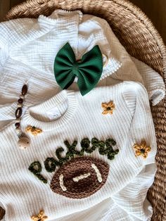 SWEATER IS OVERSIZED. Size down for a true oversized fit Personalized Hand-Embroidered Baby and Toddler Sweaters for all NFL teams Arizona Cardinals Atlanta Falcons Baltimore Ravens Buffalo Bills Carolina Panthers Chicago Bears Cincinnati Bengals Cleveland Browns Dallas Cowboys Denver Broncos Detroit Lions Green Bay Packers Houston Texans Indianapolis Colts Jacksonville Jaguars Kansas City Chiefs Las Vegas Raiders Los Angeles Chargers Los Angeles Rams Miami Dolphins Minnesota Vikings New England Machine Embroidered Sweatshirt, Things To Make With Vinyl, Newborn Embroidery Ideas, Baby Clothes Embroidery, Embroidered Baby Gifts, Personalized Kids Gifts, Baby Name Sweater, Hand Embroidered Shirt, Packers Baby