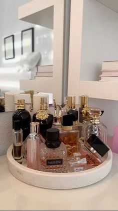 Perfume Organizing Ideas, Perfume Decor Ideas, Perfume Display Aesthetic, Perfume Organization Aesthetic, Smell Good Aesthetic, Perfume Display Ideas, Perfumes Aesthetic, Parfum Aesthetic