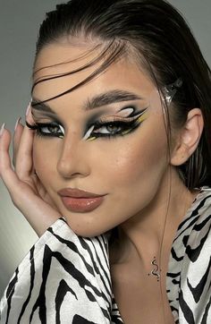 Feminine Makeup Looks, Dark Feminine Makeup Looks, Editorial Makeup Creative, Dark Feminine Makeup, Feminine Makeup, Dark Goddess