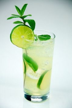 minuman segar dingin pop ice Traditional Mojito Recipe, Resep Mojito, Bonefish Grill Recipes, Gorgonzola Recipes, Mojito Recipe Classic, Bonefish Grill, Virgin Mojito, Mint Simple Syrup