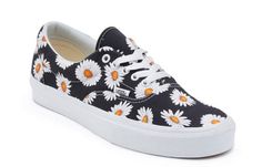 Vans Big Daisies Era VN0A38FRTOZ Vans Skate Shoes With Laces For Spring, Vans Skate Shoes With White Sole For Spring, Spring Skateboarding Sneakers, Top Casual, Casual Tops, Must Haves, Skateboard, Daisy, Sandals