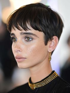 Trendy Pixie Haircut, Pixie Haircuts With Bangs, Bang Styles, Chubby Face Haircuts, Pixie Haircut Ideas, Pixie Cut With Bangs, Really Short Hair, Haircut Inspiration