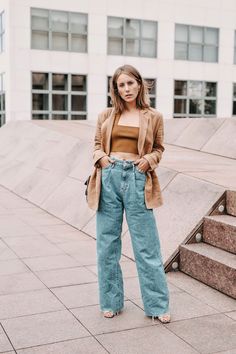 Styleguide 3 Outfit ideas for the trendy Wide Leg Jeans Shoppisticated High Waisted Wide Leg Jeans Outfit, Outfits With Wide Leg Jeans, Wide Leg Jean Outfits, Leg Outfit, Sweatpants Chic, Light Jeans Outfit, Wide Leg Jeans Outfits, Wide Leg Outfit, High Waisted Jeans Outfit