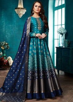 Anarkali Suits: Buy Latest Designer Anarkali Suits for Women Online - Kalki Fashion Orang India, Designer Anarkali Dresses, Kalki Fashion, Anarkali Dress Pattern, Gaun Fashion, Long Dress Design, Designer Anarkali, Mode Abaya, Indian Gowns Dresses