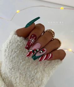 Christmas Nails 2023 With Gems, Christmas Nails 2023 Medium, Blingy Christmas Nail Designs, Colorful Christmas Nails Acrylic, Glitzy Christmas Nails, Glam Christmas Nails Acrylic, Christmas Nails Gems Rhinestones, Christmas Nails Diamonds, Christmas Nails Jewels