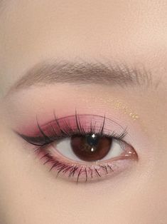 Cute Makeup Easy Simple, Simple Elegant Eyeshadow, Simple Pink Eye Look, Light Pink Korean Makeup, Cute Makeup Looks Korean, Pink Eye Makeup Hooded Eyes, Kawaii Aesthetic Makeup, Soft Pink Makeup Aesthetic, Flower Knows Makeup Look