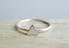 Anillo triangulo, simbolo primario de resistencia Rose Gold Morganite Ring, Morganite Engagement Ring Set, Silver Rings Simple, Triangle Studs, Morganite Engagement, Morganite Engagement Ring, Girly Jewelry, Rings Simple