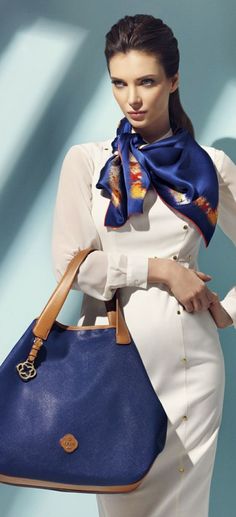 Match scarf color to other accessories (such as purse in this photo) Scarf Trends, Scarf Outfit, Hijab Scarf, Hermes Scarf, Coco Chanel, Silk Scarves